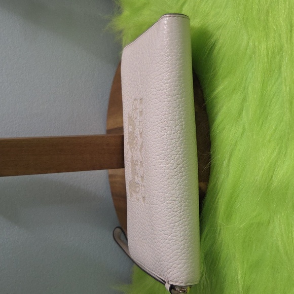 Coach Jes Large Phone Wallet With Horse And Carriage Chalk/Gold F75908 EUC - Picture 5 of 13